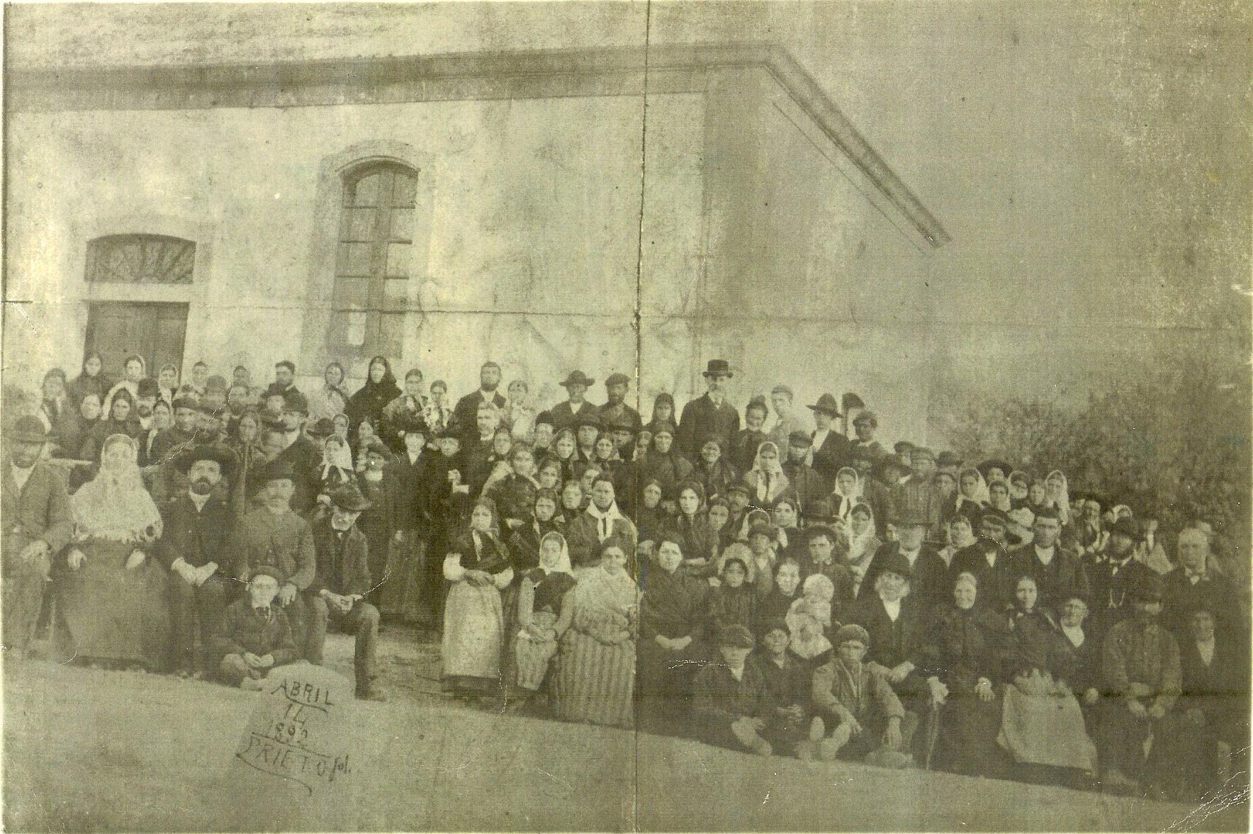 Foto más antigua de la congregación. Arriba en el centro se ve a D. Tomás Blamire y su esposa Rosetta.