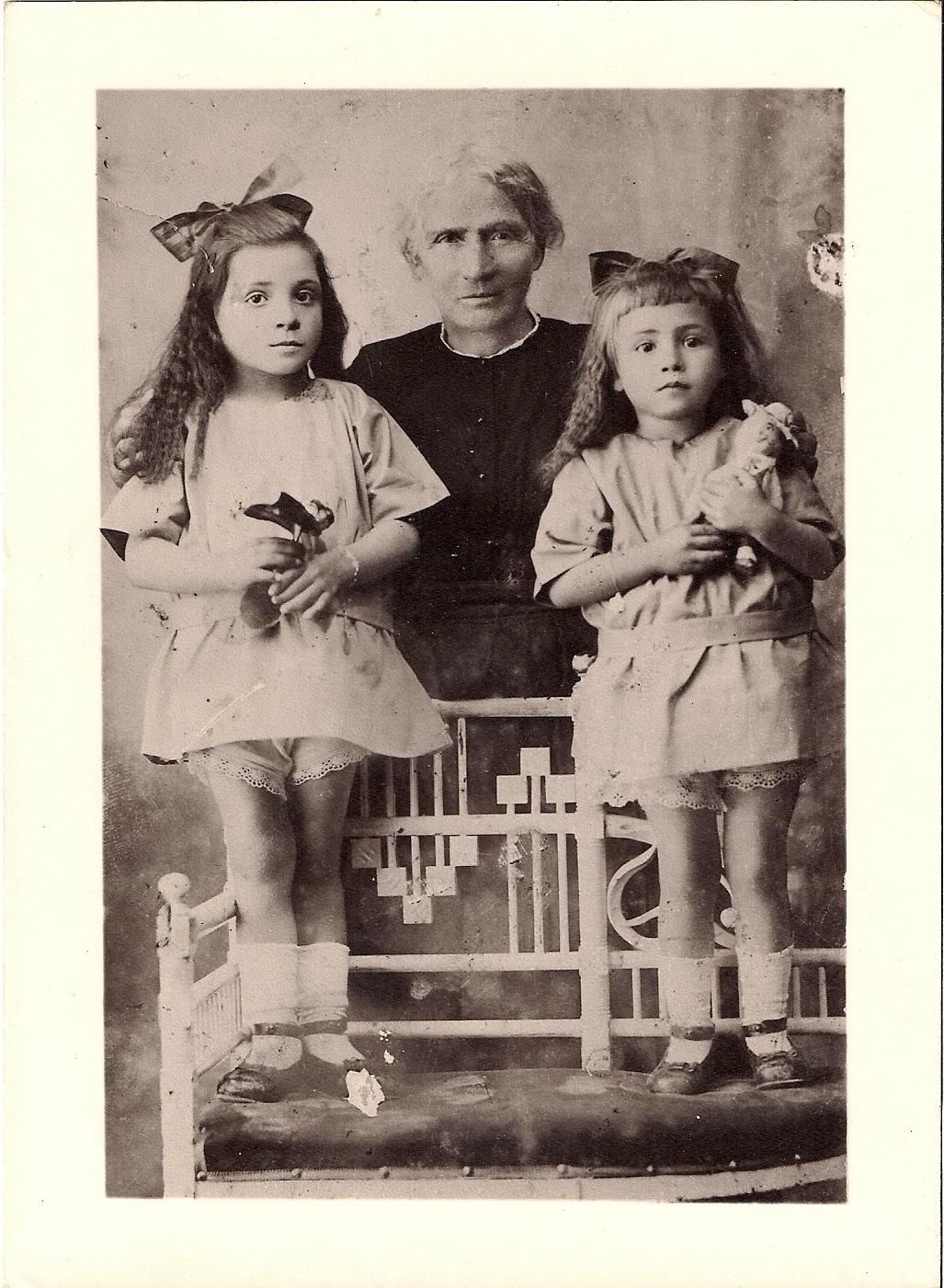 Ramona Souto García con dos de sus nietas. Fue otra de las primeras creyentes de la Brea.