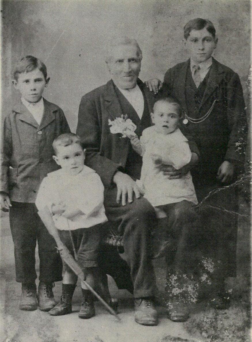 Victoriano Recamán Carracelas, con 4 de sus nietos: Samuel y Daniel Recamán Ferradanes, José y Manuel Sampedro Recamán. Cruceiro do vento, Mogor 1923.