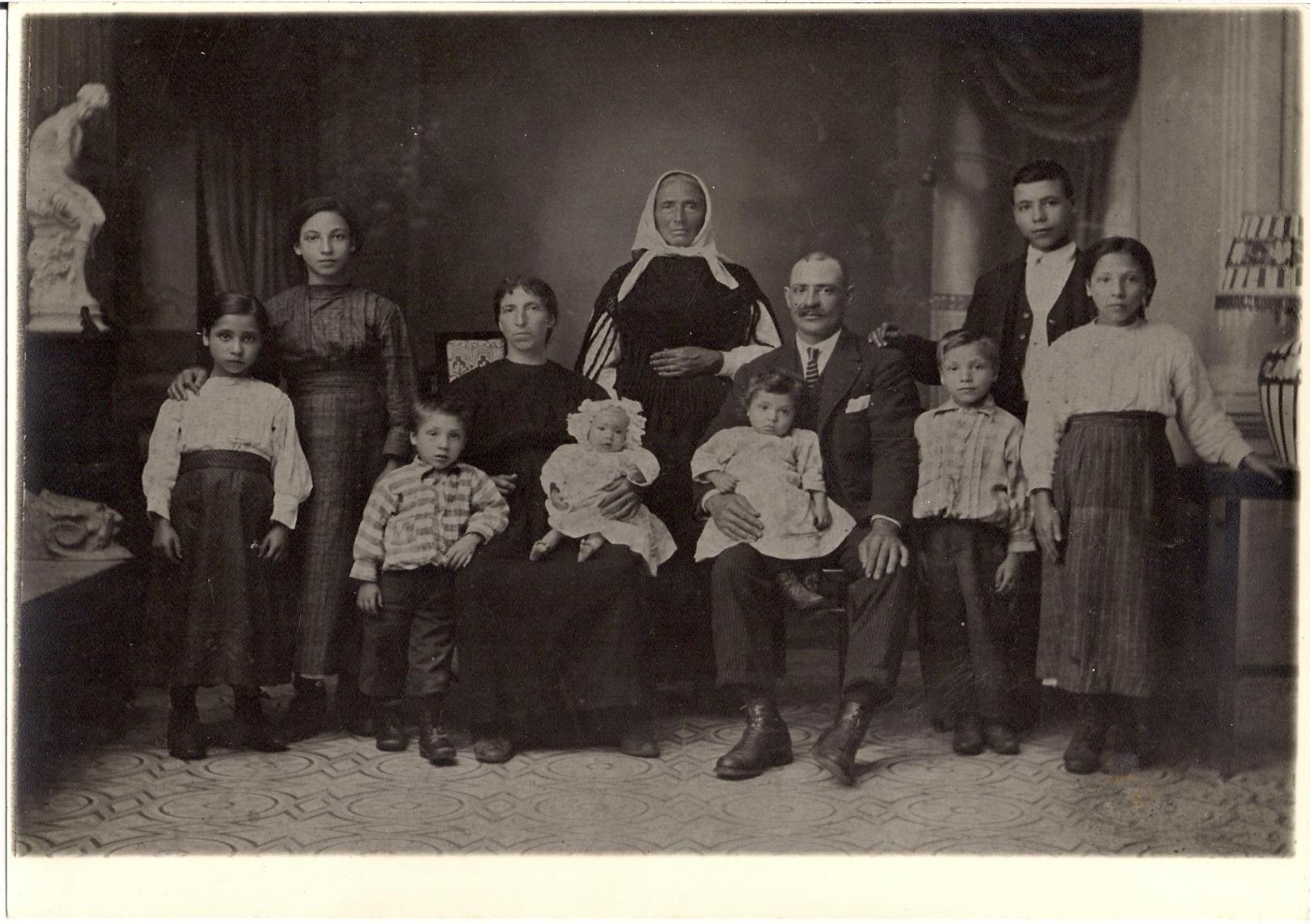 Familia Gago García, con Ramona Souto en el centro. Brea 1920.